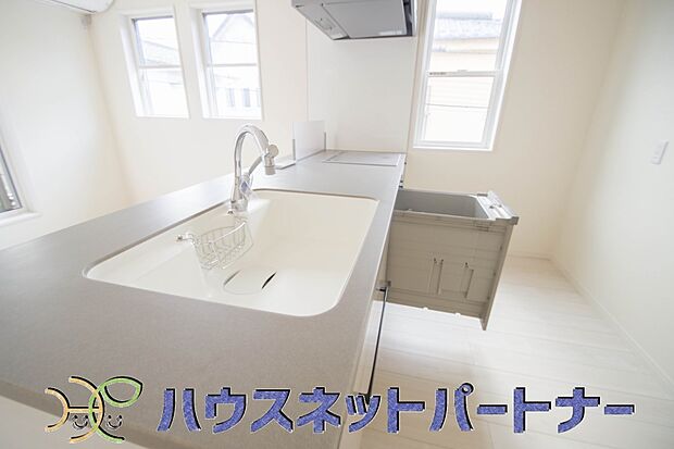 明るい自然光が入る作業スペースを多くとったキッチン採用。夫婦揃ってキッチンに立っても調理がしやすく、家事をしながら会話も弾みます。食器類もすっきりと片付く収納力。