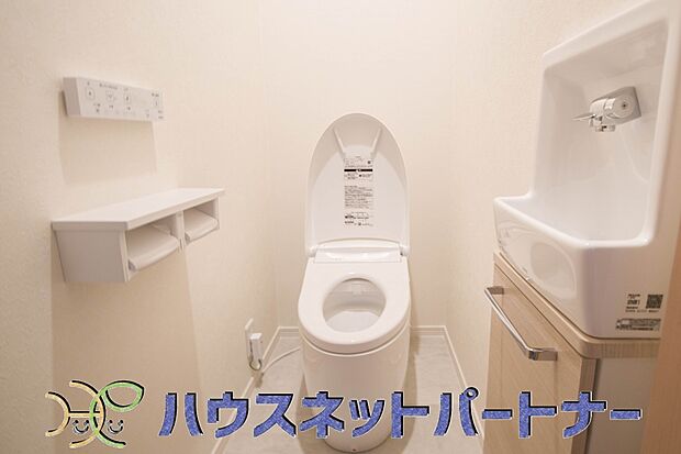 快適な生活を送るための必須アイテムとなった洗浄機能付トイレ。おしり洗浄、ビデ洗浄、暖房便座の3つの機能を標準装備しています