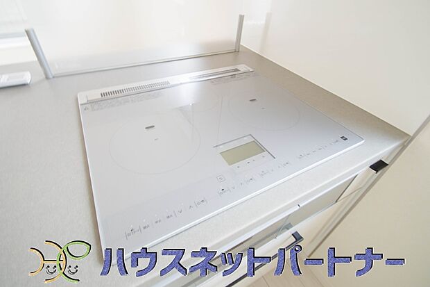 IHクッキングヒーターは、フラットな調理面の後片付けはサッと拭くだけ。お手入れ簡単でおしゃれ。