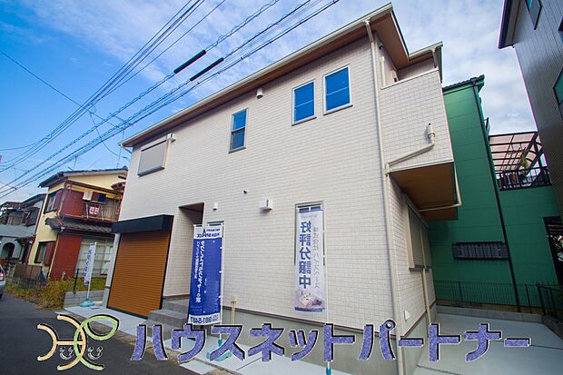 堂々たる趣ながら、主張し過ぎずどこか余裕を感じさせるシャープなフォルムで佇む邸宅は、晴天の空と照らし合わせる事で、本来あるべき完成形の姿を見せてくれます。