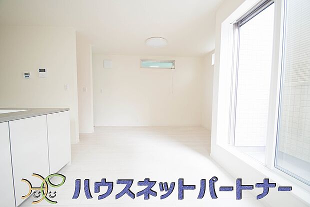 忙しい朝でも家族揃って食事をして頂ける、ゆとりある大きさのダイニングスペース。奥様の手料理をカウンター越しに受けとって頂き、テーブルで囲む素敵な時間を存分にお愉しみ下さい。