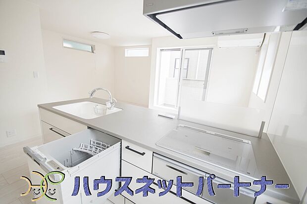 家族の様子を見ながらキッチンでお料理。一日の出来事を会話しながらの家事は嬉しいコミュニケーション。