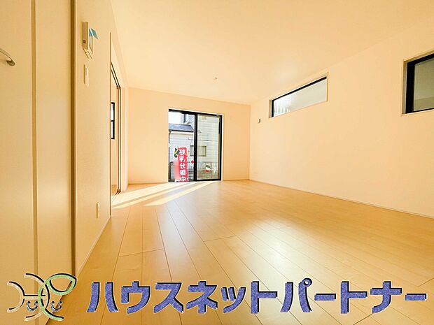 通風・採光に優れ、心地よい光と風が溢れています。 贅沢で豊かな居住性と、プライドを満たすクオリティが見事に調和した住空間。新築ならではの快適なひとときをご体感頂ける筈です。