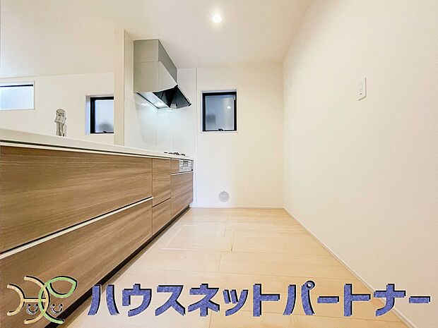 カウンターキッチンは広くて収納力もあるので、快適に料理をすることができます。食器や炊事用具を手の届くところに配置しやすいため調理もスピーディーです。