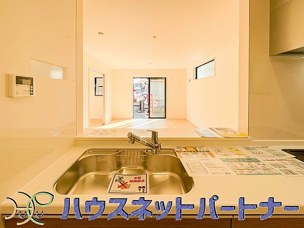 家族の様子を見ながらキッチンでお料理。一日の出来事を会話しながらの家事は嬉しいコミュニケーション。