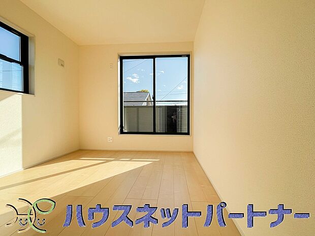 バルコニーに直接出入りできるお部屋です。ちょっと外の空気を吸いたい時や、ベランダでミニガーデニングなども楽しめそうです。