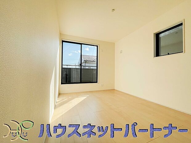 明るい窓のあるお部屋は子供部屋にぴったり。可愛い家具で素敵なお部屋に。