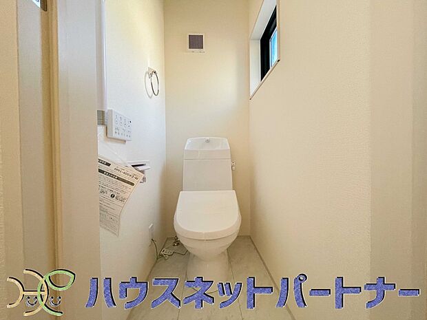 小窓を設置する事により明るく、通気性の良いトイレとなっております。中はゆとりのある大きさを確保しておりますので、ゆったりとお使い頂けます。 