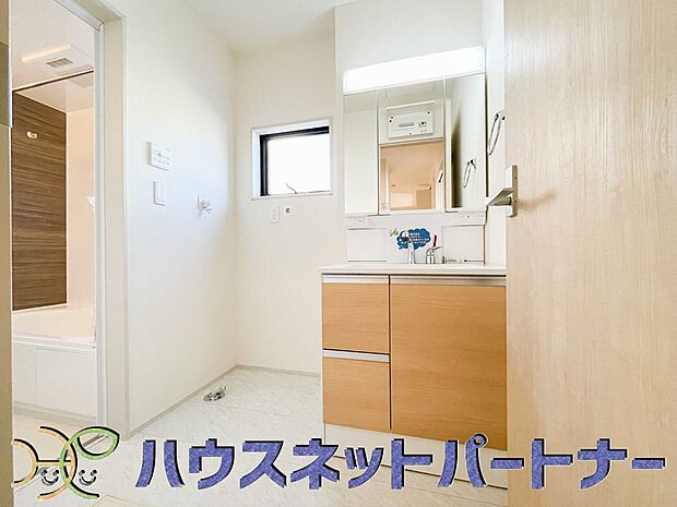 大きく見やすい三面鏡で清潔感ある洗面台は、身だしなみチェックや肌のお手入れに最適です。何かと物が増える場所だからこそ、スッキリと見映えの良い空間に拵えました。