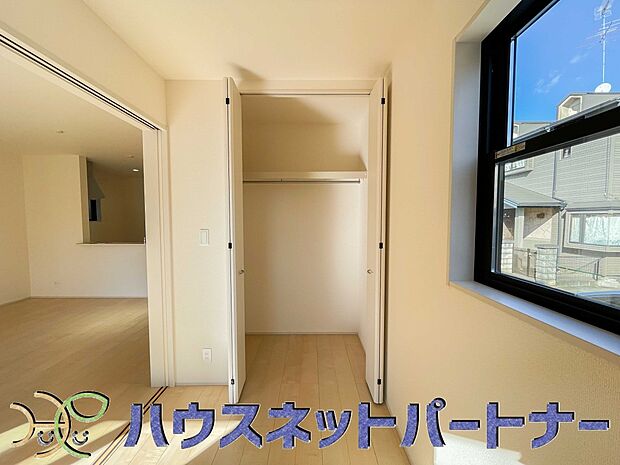 壁面クローゼットのメリットは、衣類が横一列に並ぶためひと目で洋服が選びやすいこと。衣類をたくさんお持ちの方も、限られたスペース内に無理なく収納することができます。