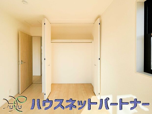 多くの人がお困りの住まいの収納。壁面クローゼットがあればタンスを置く必要がなく、出っ張りのないスッキリ空間を維持できます。限られたスペースを有効に活用できそう。