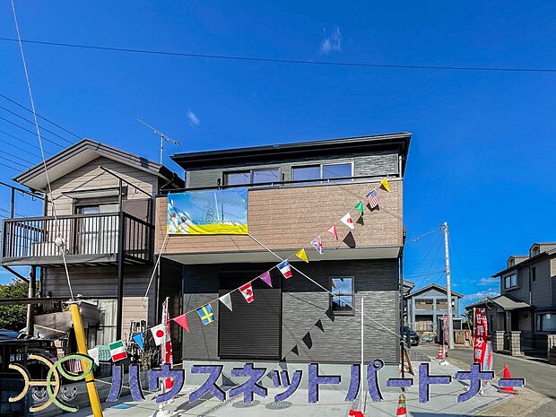 堂々たる趣ながら、主張し過ぎずどこか余裕を感じさせるシャープなフォルムで佇む邸宅は、晴天の空と照らし合わせる事で、本来あるべき完成形の姿を見せてくれます。