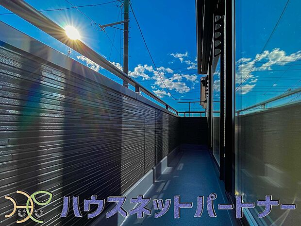 朝の澄んだ空気や、夕方に吹く清々しい風を五感で感じられるバルコニー。住まいの中で屋外にあって、本当の自然を感じられるスペースです。
