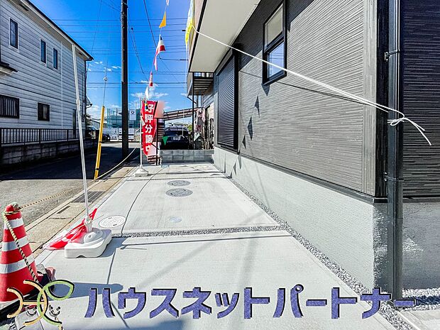 カースペース2台可。新築戸建てを購入する際、庭付きや駐車場2台付きは大変魅力的に映ります。駐車スペースが2台分あれば、夫婦それぞれ車をもっている場合や、親戚や友人などが車で来る際も安心です。