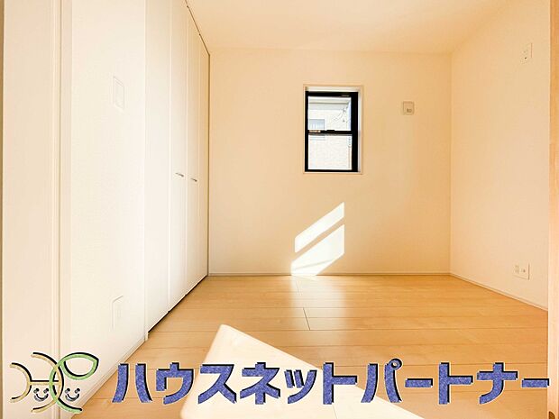 陽射しがぽかぽかと差し込むお部屋は湿気やカビの心配も減るので快適に過ごせます。