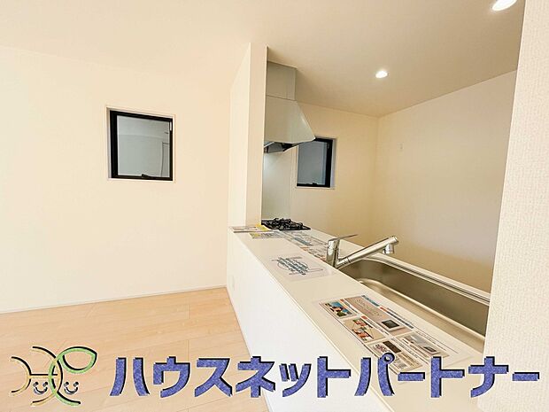 カウンターキッチンなら、リビングで遊ぶ子供の様子を見ながら料理ができるので安心です。料理を運んでもらったり、子供にお手伝いしてもらいやすいのもいいですね♪