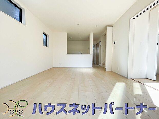 通風・採光に優れ、心地よい光と風が溢れています。 贅沢で豊かな居住性と、プライドを満たすクオリティが見事に調和した住空間。新築ならではの快適なひとときをご体感頂ける筈です。