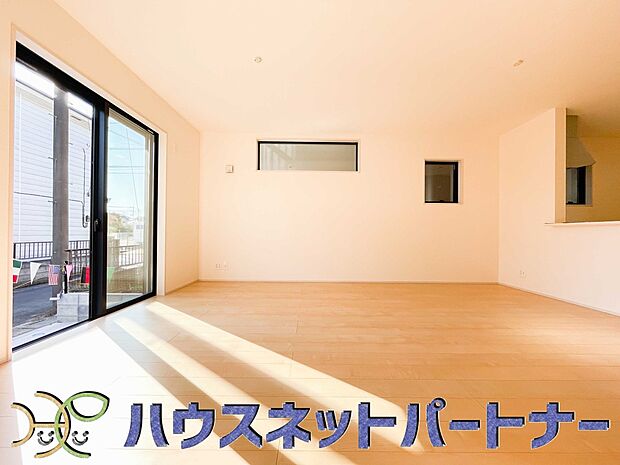 リビングは、食事スペースと寛げる場所設けてもまだ余裕の広さ。明るい光が照らしてくれます。