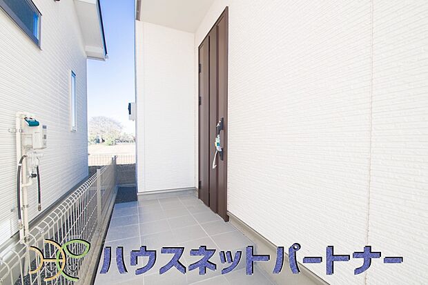 玄関の扉を開けると家族の待つお家。幸せを感じる瞬間です。