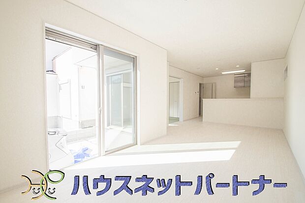 17帖以上の広々LDKでワンランク上の住まい環境。食事スペースと寛げる場所設けてもまだ余裕の広さ。明るい光が照らしてくれます。