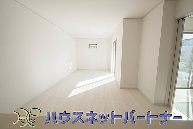 通風・採光に優れ、心地よい光と風が溢れています。 贅沢で豊かな居住性と、プライドを満たすクオリティが見事に調和した住空間。新築ならではの快適なひとときをご体感頂ける筈です。