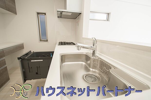 人工大理石のワークトップやシンクは、水を流しただけできれいになったように見えます。白いキッチンは明るく清潔感があり、とっても素敵です。