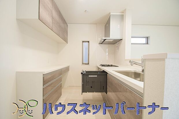 寛ぐ方とお料理をされる方の一体感を重視した設計のキッチン。会話の弾むキッチンは自然とご家族の中心に。