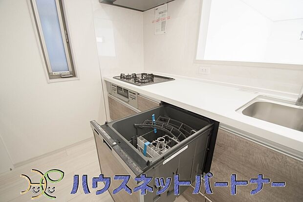ビルトイン食器洗乾燥機完備。家事のお手伝いをしてくれる奥様の味方です。食器を洗っている間にお掃除など、様々なシーンで家事の時短に役立つ食洗機。省スペースのビルトインタイプを採用致しました。