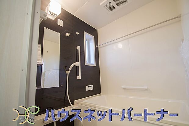 高級感溢れるカラーと大きさ・柔らかな曲線で構成された半身浴も楽しめるバスタブが心地よさをもたらします。窓もあるので換気もしっかりできますね。