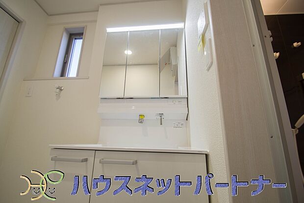 大きく見やすい三面鏡で清潔感ある洗面台は、身だしなみチェックや肌のお手入れに最適です。何かと物が増える場所だからこそ、スッキリと見映えの良い空間に拵えました。