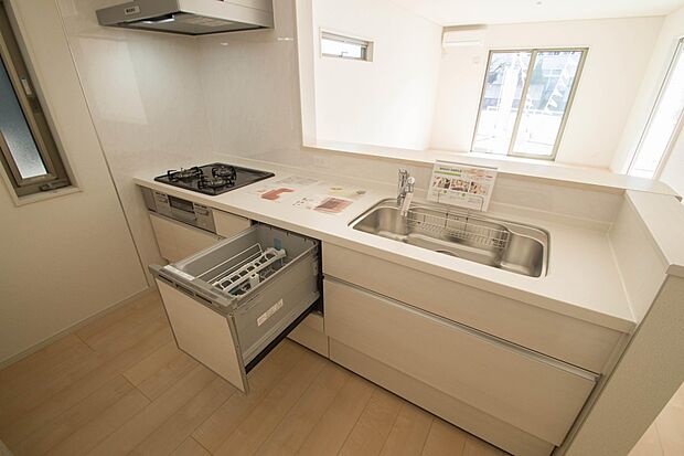 三口コンロで料理の幅を拡げてくれる使いやすいシステムキッチンを採用。洗い場も大きいので野菜や食器を洗ったりする際にも捗り、奥様の強い味方となってくれるはずです。