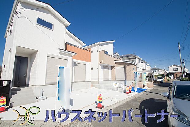 前面道路は5mあり広いので駐車も楽ちん。