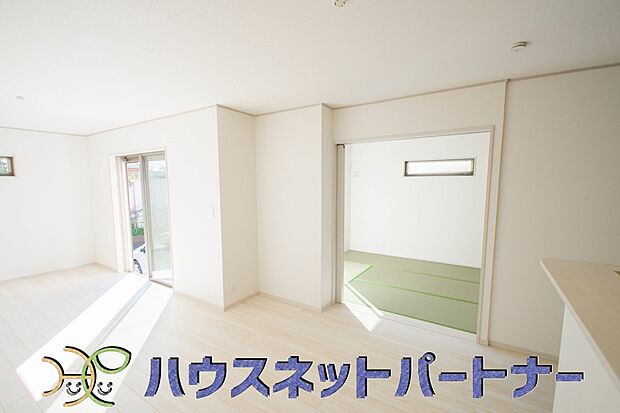リビングの続き間としても利用できる和室。畳の香りに包まれながら普段は子供の遊び場やご両親様のお部屋として、急な来客の場合は襖を締め切り客間としても利用可能。