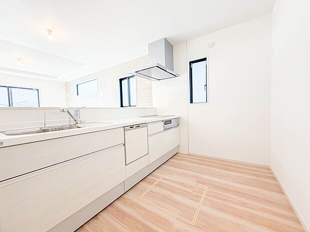 明るく開放的なオープンキッチン。家族とのコミュニケーションが取りやすく、みんなの笑顔が溢れます。