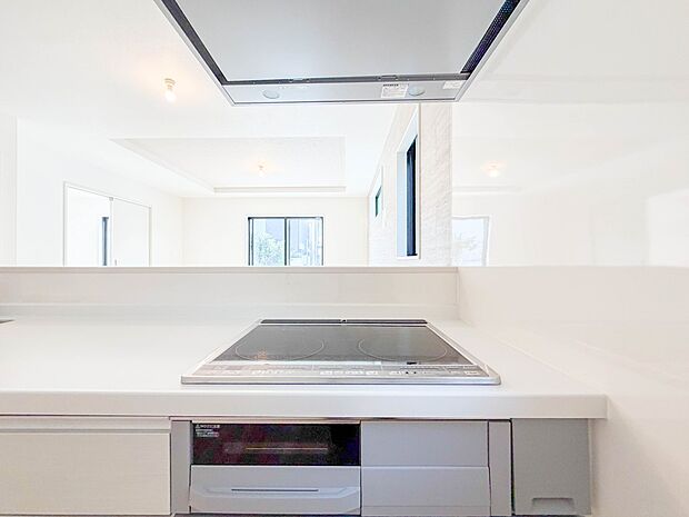 ＩＨクッキングヒーター。火をつかわないので高齢者やお子様のいるご家庭におすすめです。フラットな調理面の後片付けはさっと拭くだけでOK。お手入れが簡単な上、すっきりとした見た目もおしゃれです。