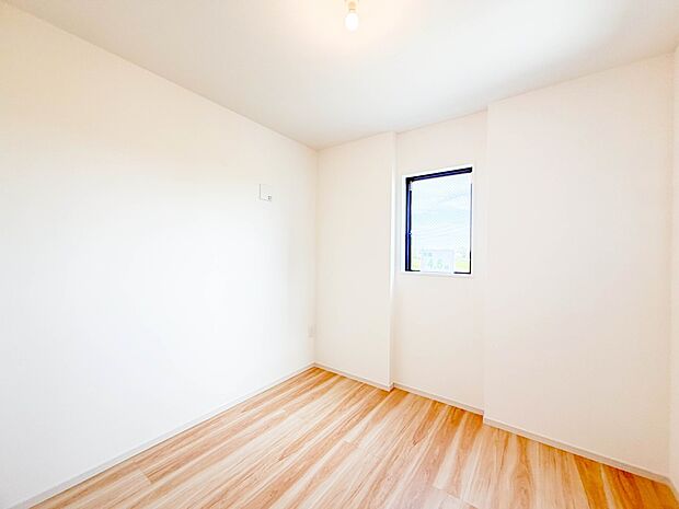 広過ぎず、快適すぎない子ども部屋。勉強と寝るだけの部屋にすることで閉じこもりがなくなり、リビングで過ごす時間が増えると言われています。