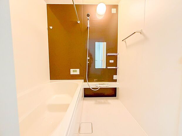 高級感溢れるカラーと大きさ・柔らかな曲線で構成された半身浴も楽しめるバスタブが心地よさをもたらします。