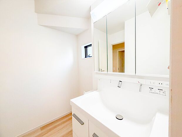 明るい清潔感のある洗面所は、鏡も大きくシンクが広々。朝の支度も楽にこなせます。