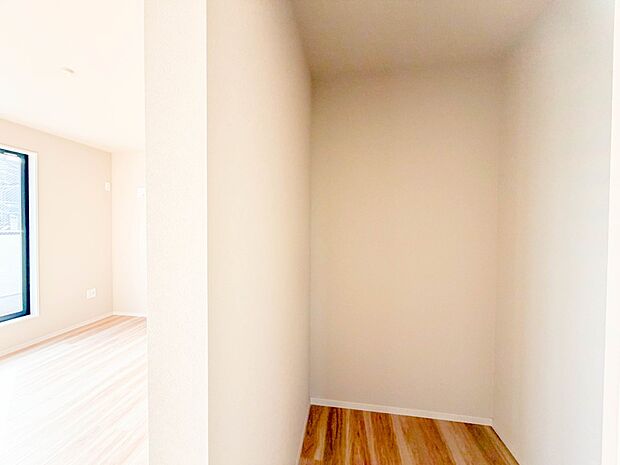 ウォークインクローゼットのメリットは、衣類の他、バッグやアクセサリーなど、身につけるものを一部屋に集めて管理できること。必要なときに見つけやすいです。