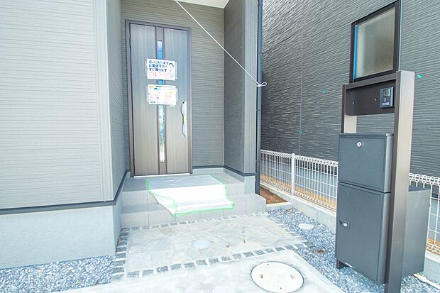 玄関の扉を開けるとそこは家族の待つお家。笑い声が聞こえてきそう。