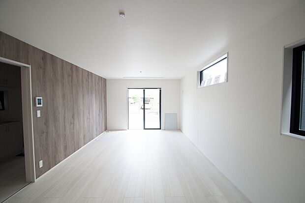 通風・採光に優れ、心地よい光と風が溢れています。 贅沢で豊かな居住性と、プライドを満たすクオリティが見事に調和した住空間。新築ならではの快適なひとときをご体感頂ける筈です。