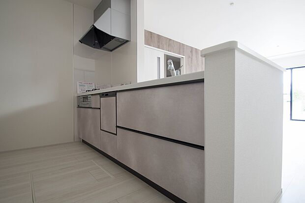 三口コンロで料理の幅を拡げてくれる使いやすいシステムキッチンを採用。洗い場も大きいので野菜や食器を洗ったりする際にも捗り、奥様の強い味方となってくれるはずです。