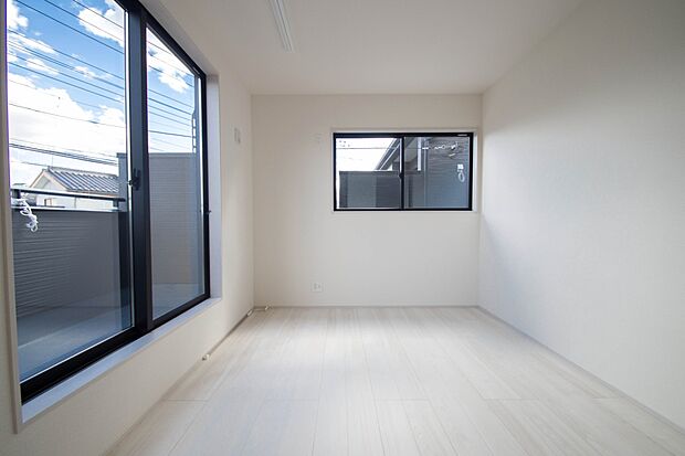 バルコニーに直接出入りできるお部屋です。ちょっと外の空気を吸いたい時や、ベランダでミニガーデニングなども楽しめそうです。