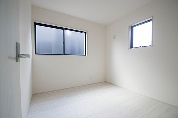 明るい窓のあるお部屋は子供部屋にぴったり。可愛い家具で素敵なお部屋に。