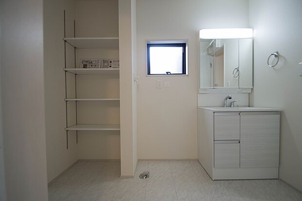 大きく見やすい三面鏡で清潔感ある洗面台は、身だしなみチェックや肌のお手入れに最適です。何かと物が増える場所だからこそ、スッキリと見映えの良い空間に拵えました。