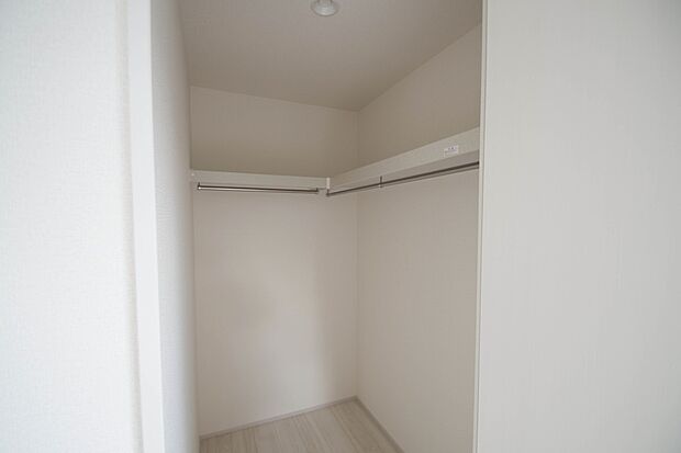 たくさんの洋服をかけてもシワになりにくいウォークインクローゼット。洋服以外にも、普段使わない家電やスーツケース、ストック品など何でも片付く嬉しい空間です。