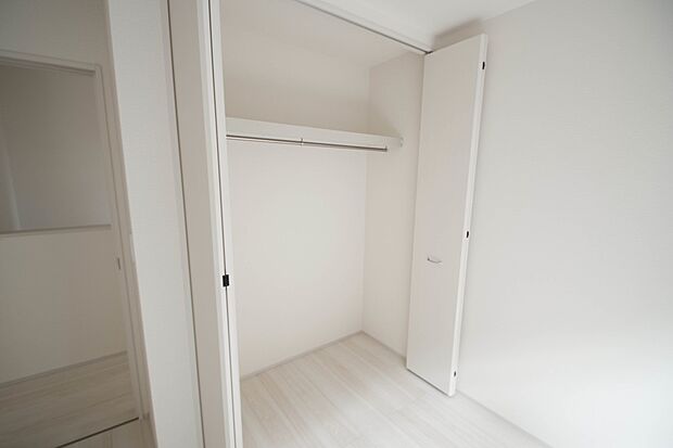 壁面クローゼットのメリットは、衣類が横一列に並ぶためひと目で洋服が選びやすいこと。衣類をたくさんお持ちの方も、限られたスペース内に無理なく収納することができます。