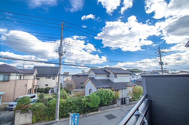 青い空が近くに感じるバルコニーは、爽やかな風をお部屋へ運んでくれます。