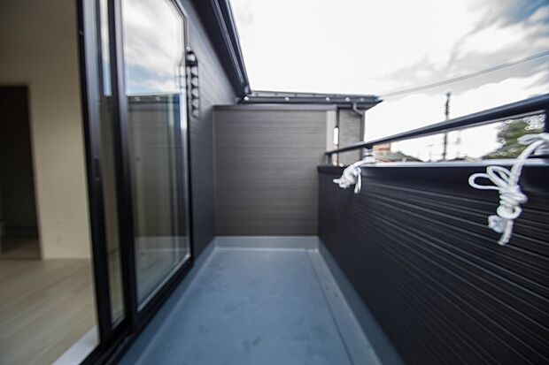 青い空が近くに感じるバルコニーは、爽やかな風をお部屋へ運んでくれます。