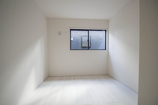 独立性を高めたお部屋。たっぷりの収納も配備しており、片付いた空間を現実出来そう。陽光も降り注ぐ明るく開放的な空間が魅力的。